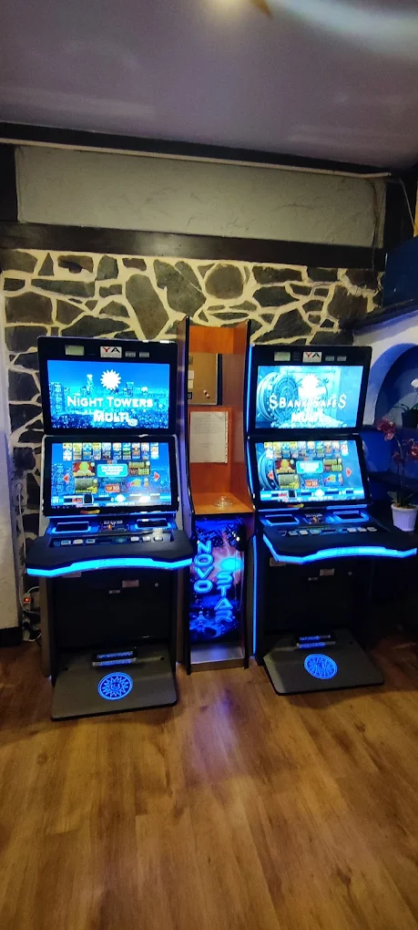 Geldspielautomaten in moderner Bar