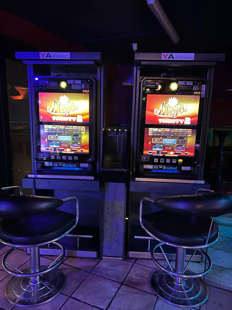 Spielautomaten bei Nacht