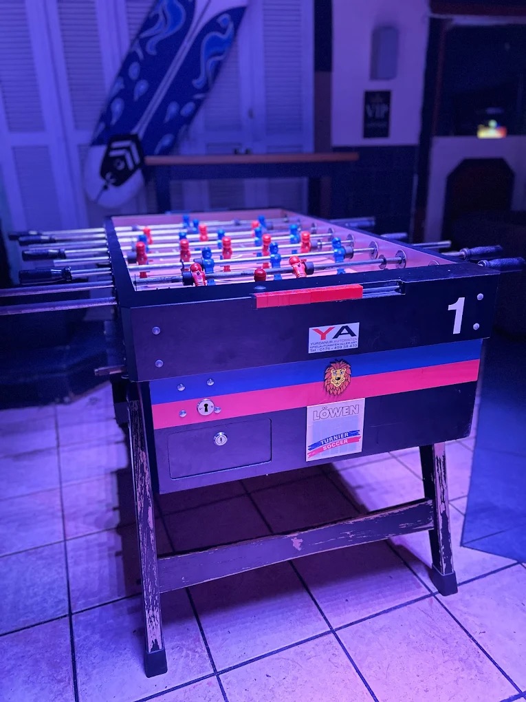 Hochwertiger Kickertisch in einer Bar